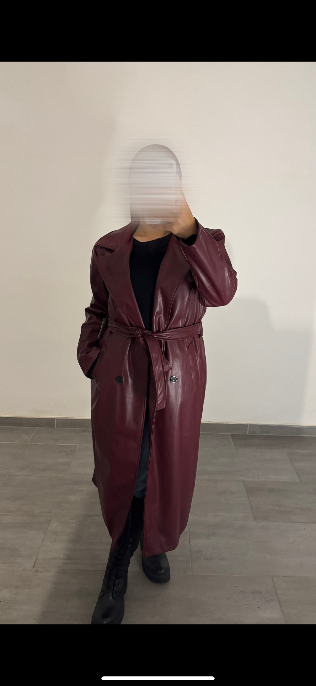 Trench matière cuir bordeaux