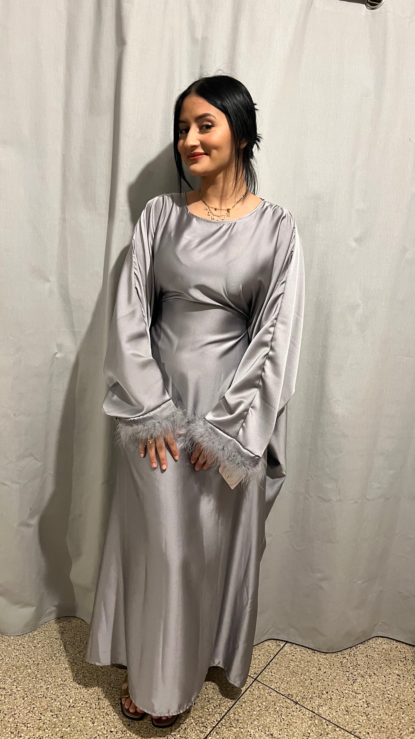 Robe à plumes cintrée